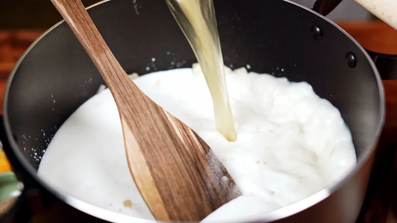 lait bouillon de legumes cuillere bois preparation soupe facile