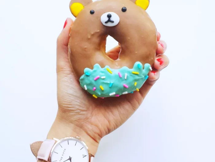 main montre donnuts sur fond blanc