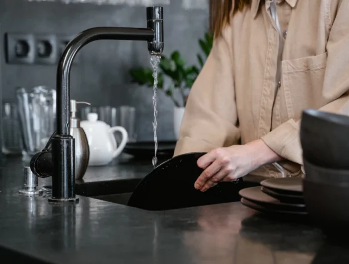 nettoyer evier noir robinet eau vaisselle noire produits nettoyants