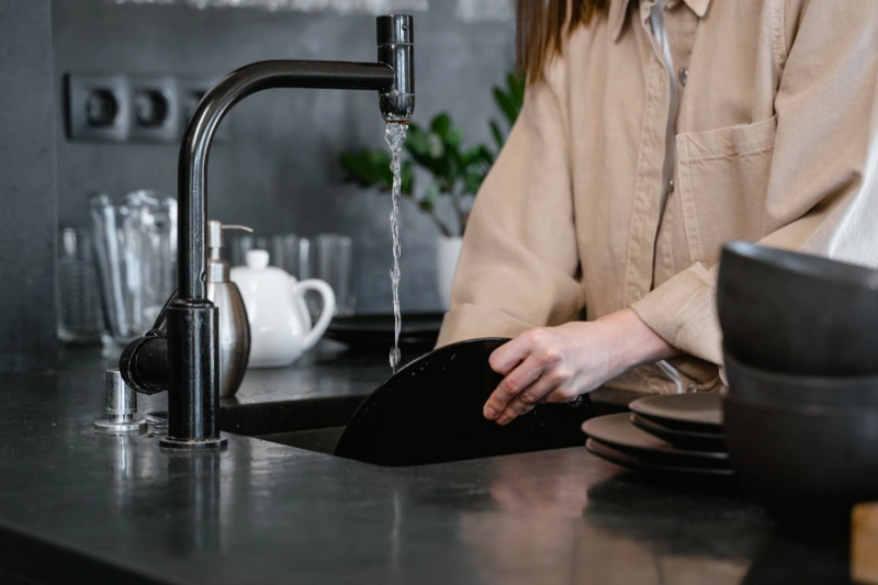 nettoyer evier noir robinet eau vaisselle noire produits nettoyants