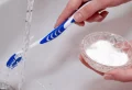 Comment enlever les traces de calcaire sur les verres en cristal et éviter de s’y redéposer ? Astuces de grand-mère