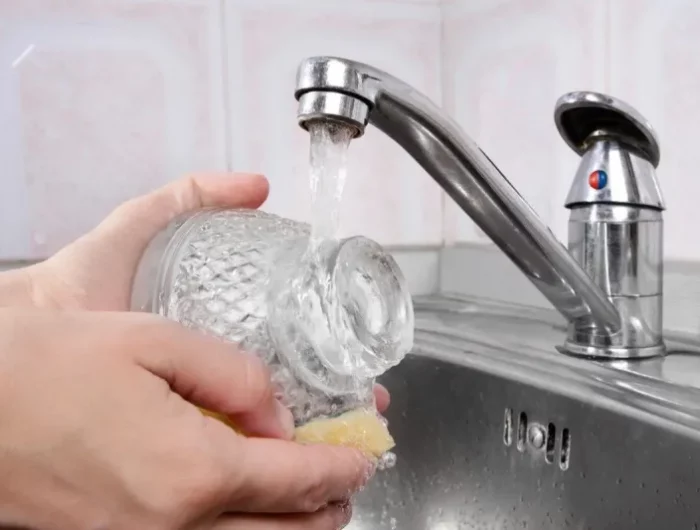 nettoyer les verres en cristal deux mains qui lavent verre en cristal
