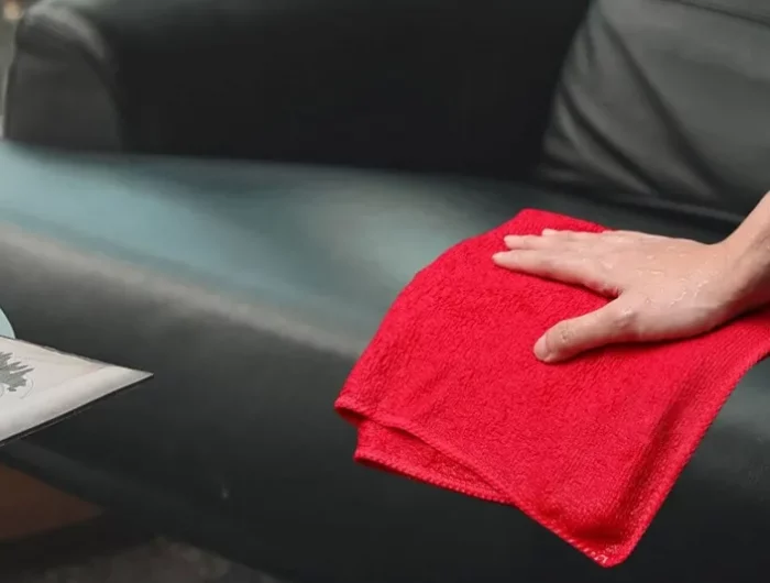 nettoyer un canape en cuir avec un chiffon rouge