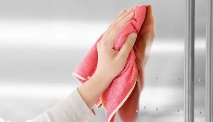 nettoyer un carrelage neuf apres chantier bain main de femme essuyant carreaux
