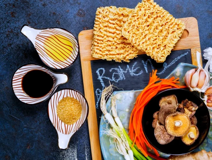 nouilles chinoises sauce ail champignons