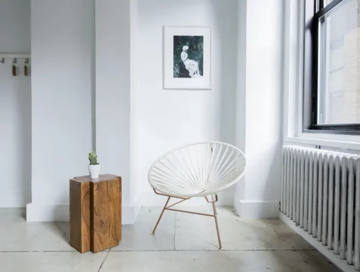 peinture blanc et noir cadre table bois cafe chaise carrelage sol