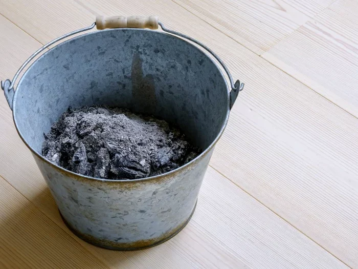 peut on mettre des cendres de bois dans le compost sceau gris cendres sol