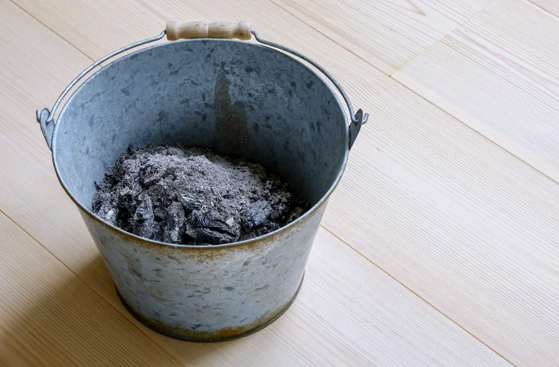 peut on mettre des cendres de bois dans le compost sceau gris cendres sol