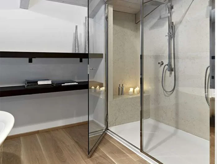 porte de douche et paroi fixe en plexiglas dans une douche italienne avec un sol et plafond en bois