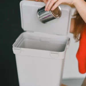Percer le fond de la poubelle : une astuce de ménage insoupçonnée à tester d’urgence