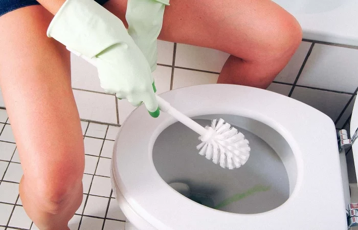 pourquoi le fond de toilette jaunit nettoyage brosse