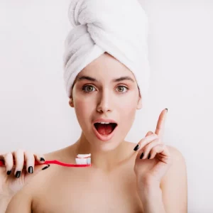 Que nettoyer avec du dentifrice ? 7 utilisations étonnantes pour faire briller votre foyer et vos objets