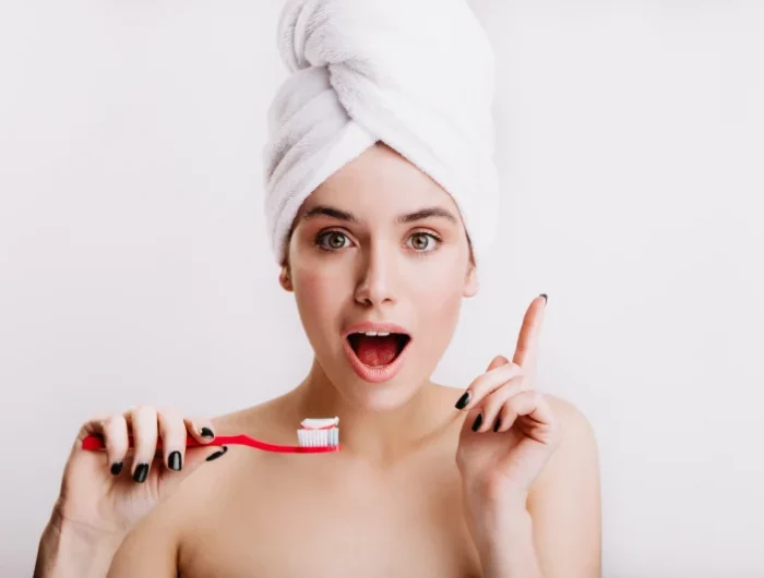 que nettoyer avec dentifrice femme visage bain serviette cheveux