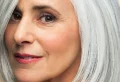 Quelles mèches sur cheveux gris-blanc ? Les coiffures anti-âge pour femme de 50 ans
