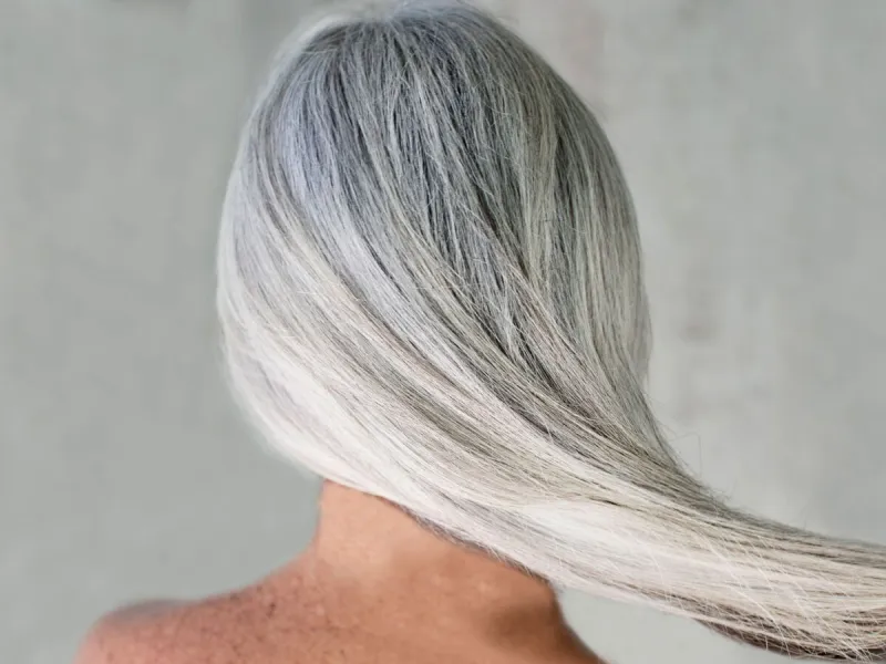 Quelles mèches sur cheveux gris-blanc ? Les coiffures anti-âge pour femme de 50 ans