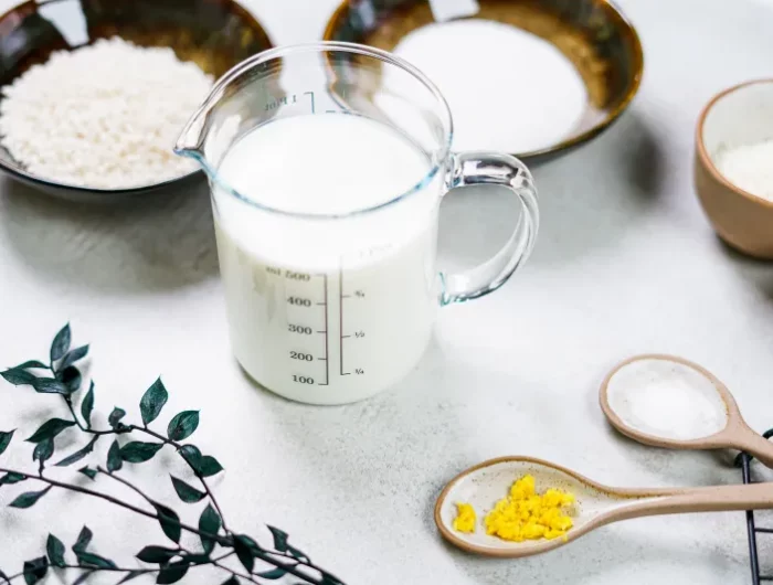 recipient lait cuillere bois zestes de citron sucre bol