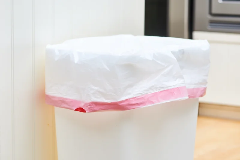 sac plastique poubelle blanc cuisine sol revetement dechets