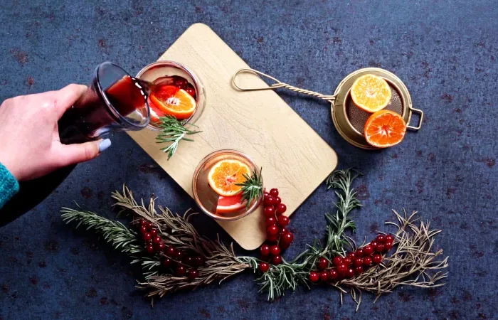 transferer le liquide dans des verres à vin chaud