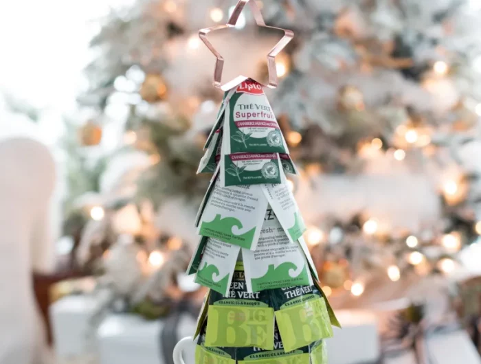 un arbre en tube de papier essuie tout avec des sachets de thé idee cadeau noel petit budget