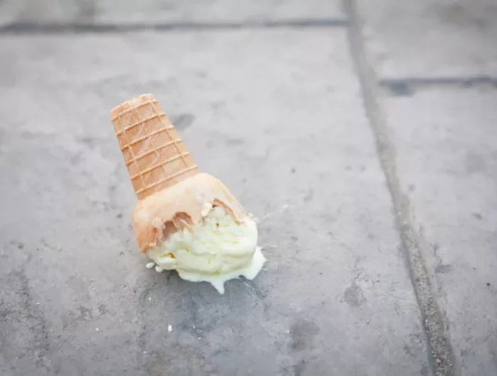 une glace par terre sur fond gris