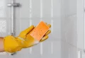 Comment nettoyer une paroi de douche en plexiglas : conseils d’experts !