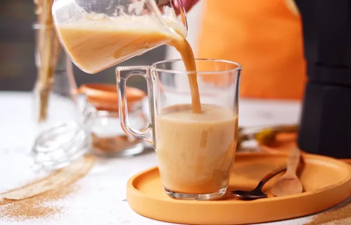 verser le latte dans un verre idée boisson chaude hiver originale maison