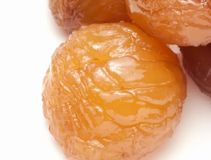 zoom sur marrons glacés sur fond blanc