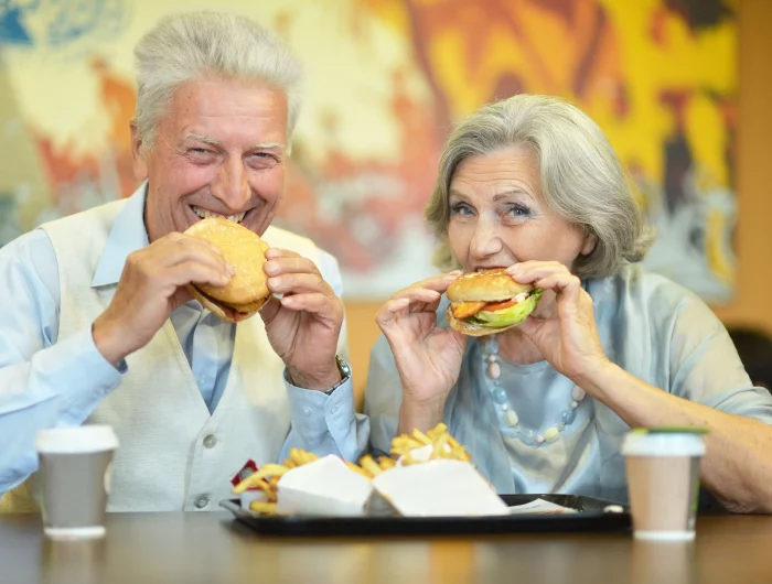 avoir l'air plus jeune homme homme et femme mangent frites