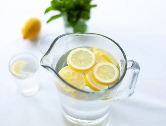 boire de l eau citronnée à jeun idée detox apres fetes