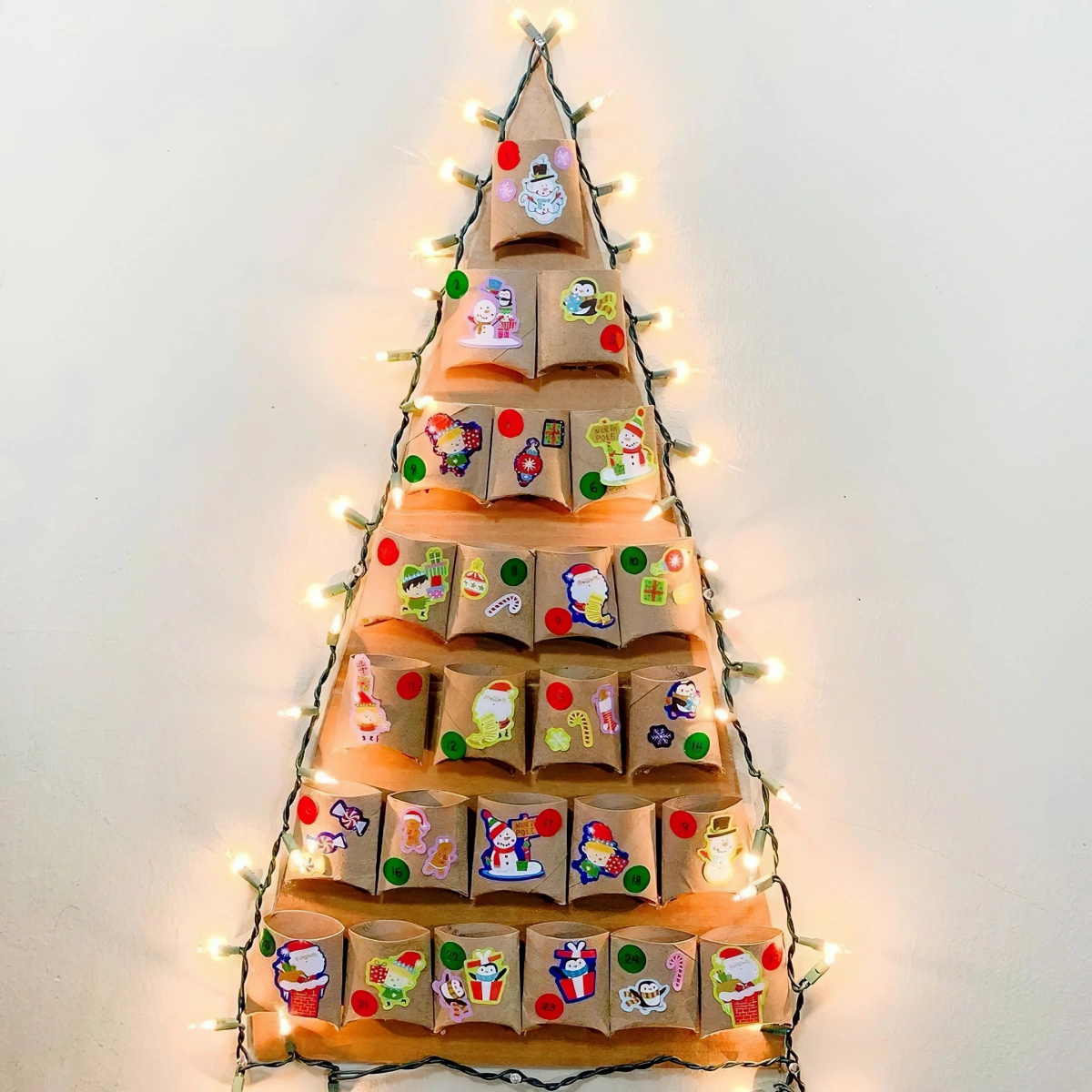 calendrier de l avent a faire soi meme guirlande lumineuse arbre noel suspendu