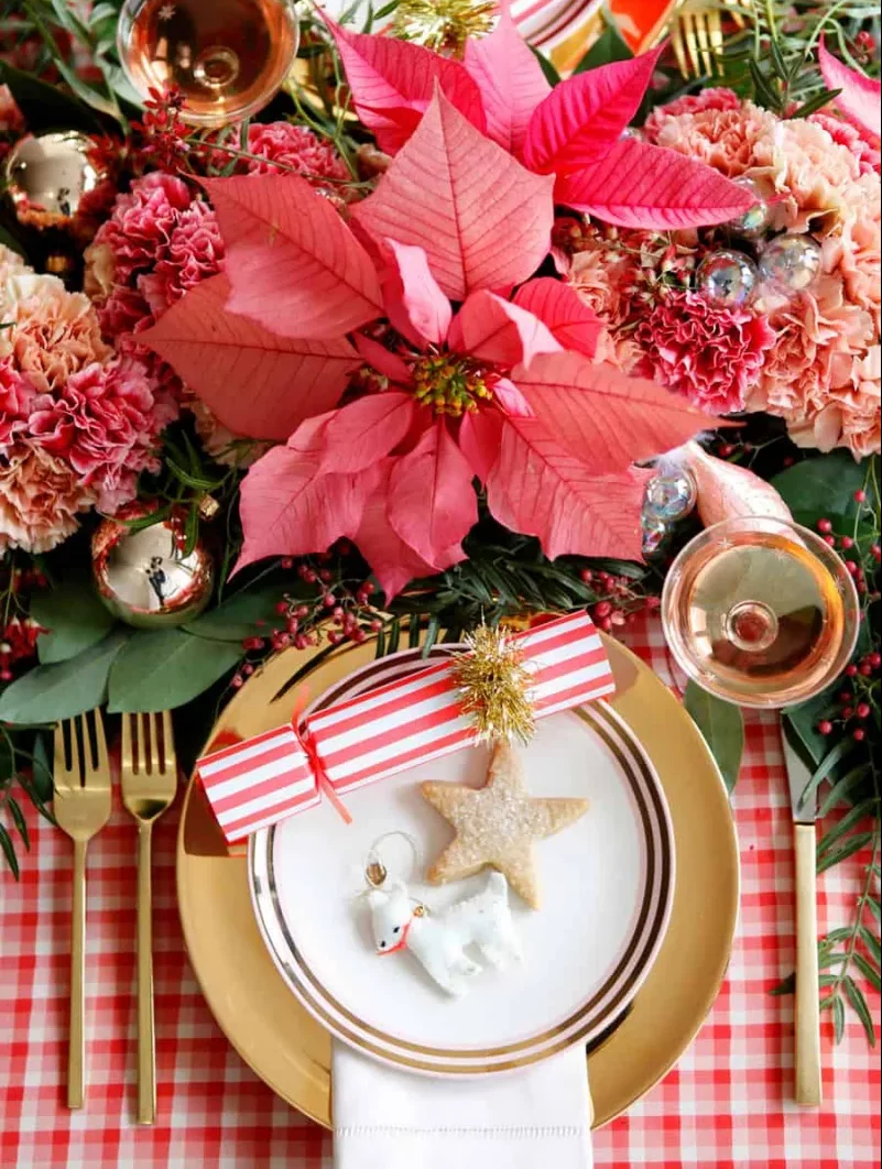 centre de table fleurs assiettes or cadeau marque place noel biscuit nappe rouge et blanc