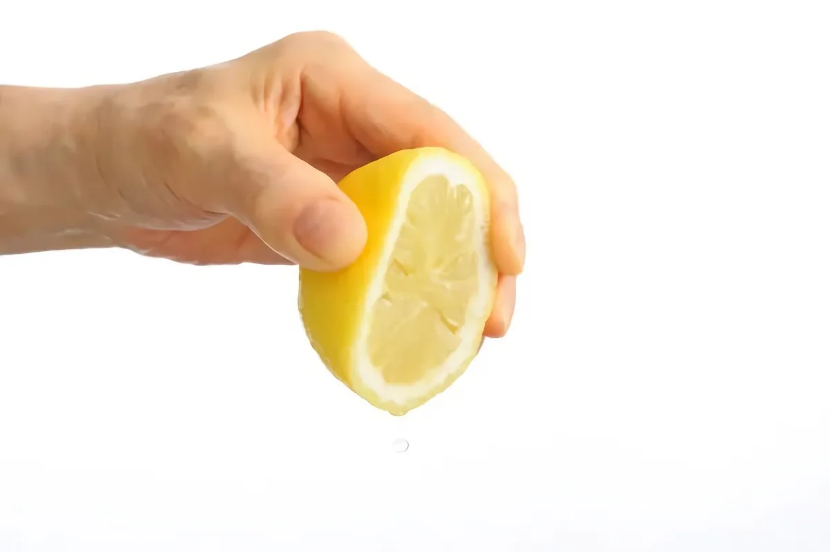 comment nettoyer les vitres d'un four sans demonter la porte main tient un citron