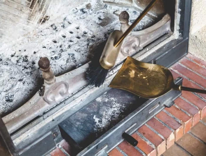 comment nettoyer une vitre de cheminee tres sale avec des cendres