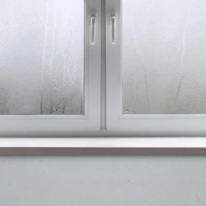 Comment éviter la condensation des fenêtres à double vitrage ? Astuces pour remédier à ce problème