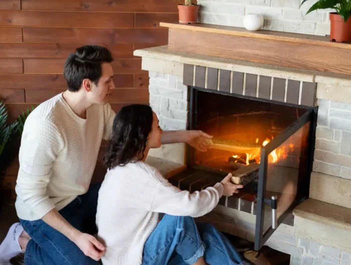 couple cheminee entretien feu comment garder vitre cheminee propre