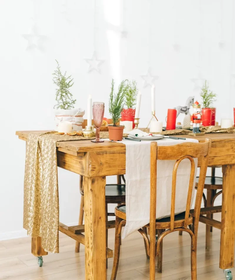 déco rustique de noel les plus belles tables de noel accents verts bougies rouges chemin de table or