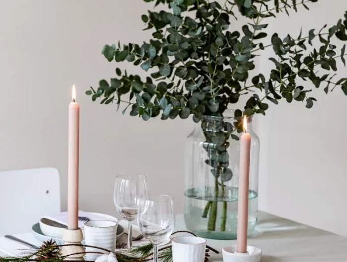 deco table noel minimaliste scandinave en blanc centre de table en branches de pin feuilles de laurier en vase de verre vaisselle blanche