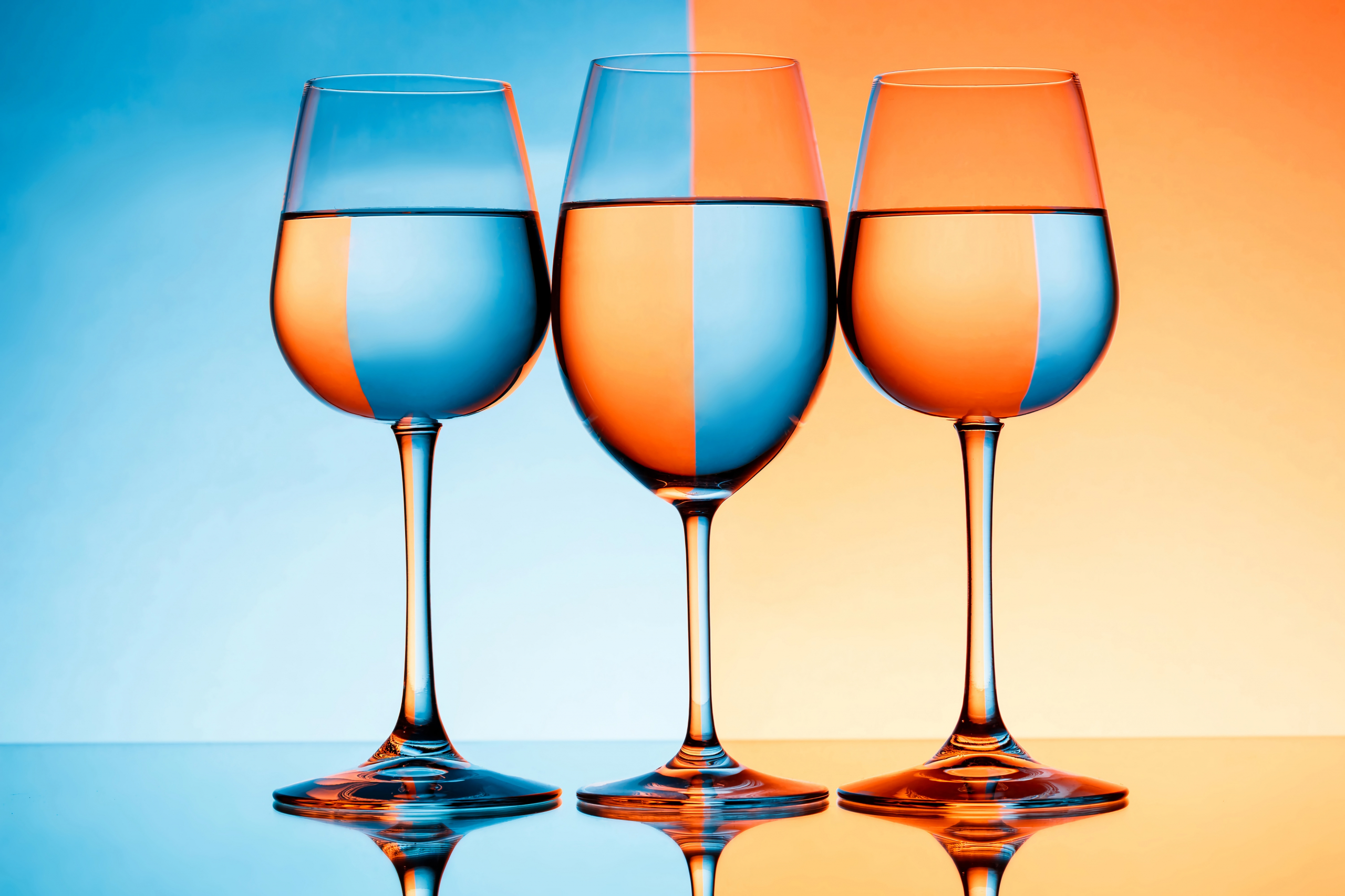 des verres de vin couleur differentes blue orange perception visuelle