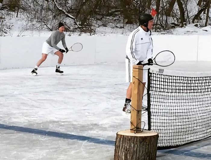 deux hommes en short faisant du tennis sur glace avec des patins a glace aux pieds