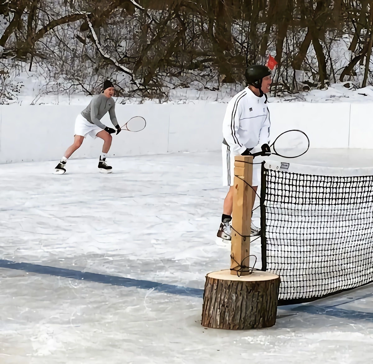 deux hommes en short faisant du tennis sur glace avec des patins a glace aux pieds