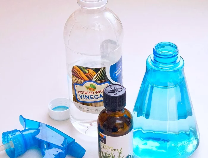 du vinaigre blanc pour le nettoyage bouteille blue en plastique