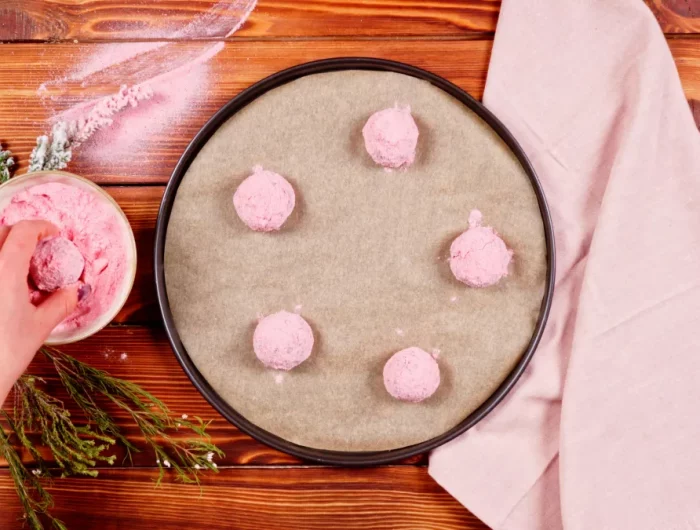 enrober les biscuits de sucre glace rose petits gateau de noel facile a faire