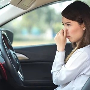 Comment éliminer les mauvaises odeurs dans une voiture ? Méthodes simples et efficaces