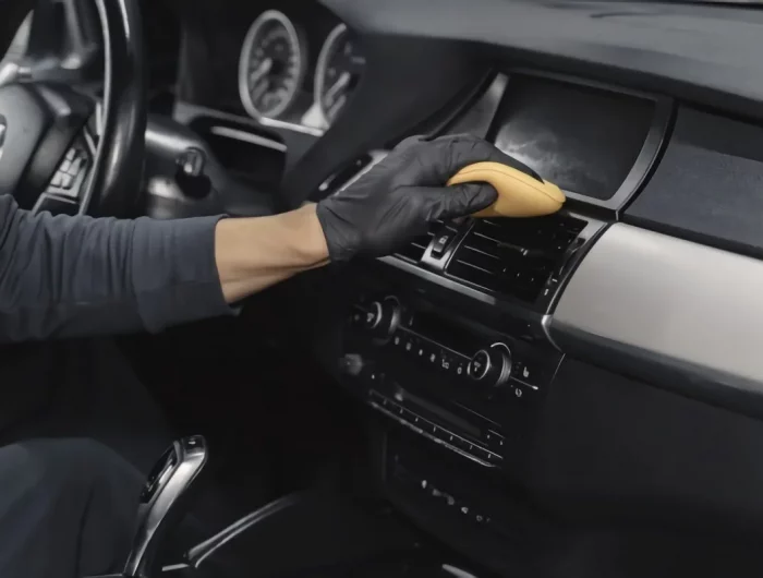 gants noirs interieur voiture nettoyage eponge produit