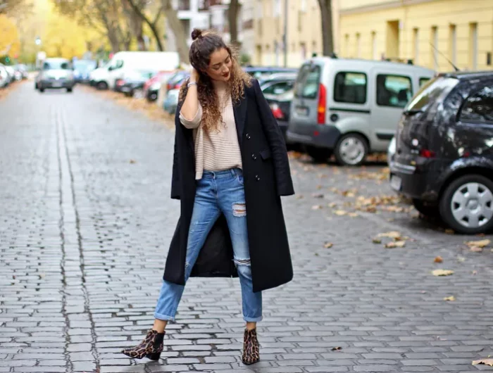 jean dechire bleu top beige et manteau noir