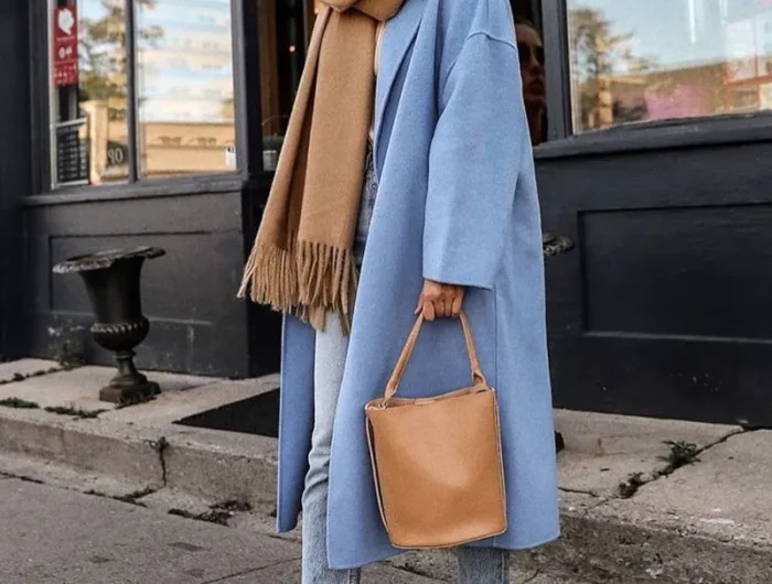 manteau oversize bleu clair echarpe sac a main et bottines beiges