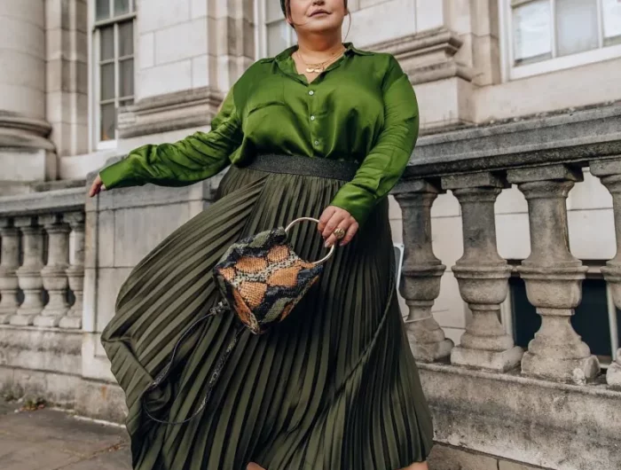 mode pour femme a formes jupe plisse midi olive top en satin vert