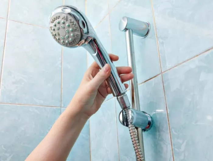 nettoyer une pommeau de douche avec du vinaigre