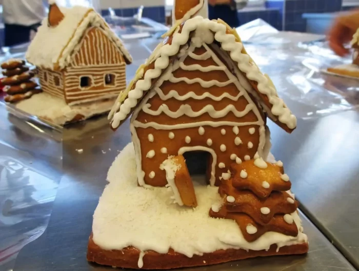 petites maisons fabriquees en biscuits pain depices et decorations en sucre