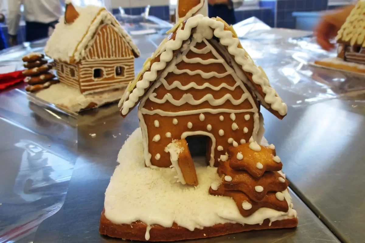 petites maisons fabriquees en biscuits pain depices et decorations en sucre